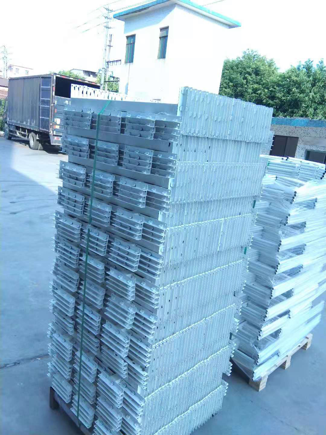 上下鋪鐵床用什么材料做的好？